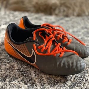 NIKE Youth Boys Soccer Cleat Shoe 4.5 Grey Orange